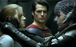 Amy Adams (l.) as Lois Lane, and Henry Cavill (c.) as Superman taken aboard an alien vessel by Faora-Ul ( Antje Traue).