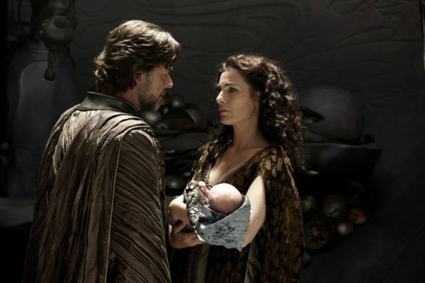 Russell Crowe (l.) and Ayelet Zurer (r.) as Jor-El and Lara Lor-Van, Superman's parents, cradle their new-born child. 